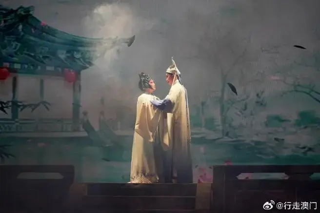 话剧《梦影牡丹亭》再现这一故事场景,将昆曲的细腻婉转,舒缓唯美与