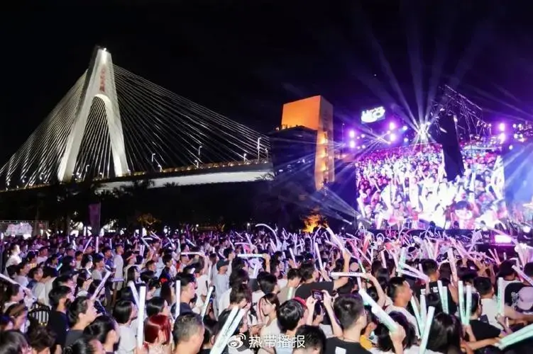 草坪音乐会:超嗨!现场点歌万人合唱
