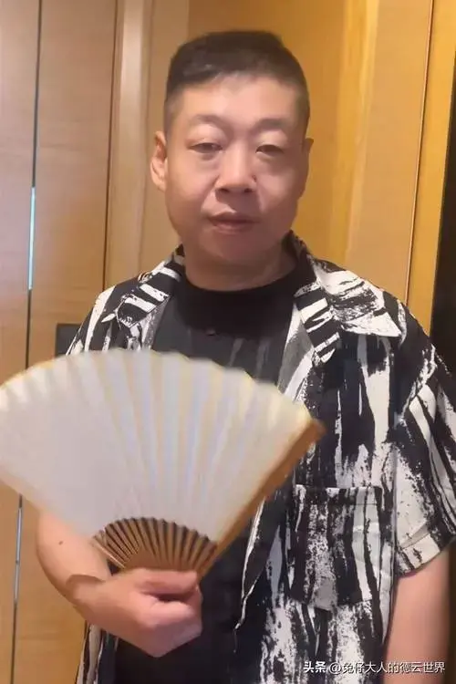 德云社李鹤彪玩变装,得到高人指点,穿刺绣大褂不输当红小生