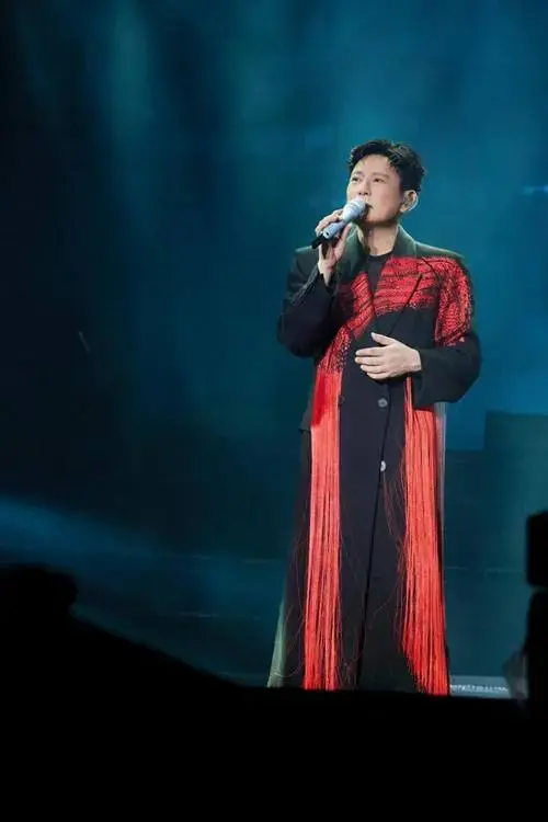 张信哲未来式终极版沈阳站温情拉满,五万歌迷合唱《爱如潮水》