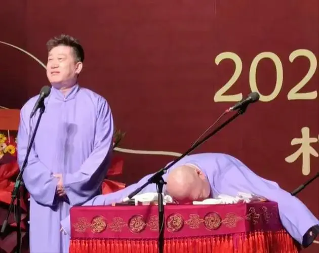 张鹤伦郎鹤炎表演相声专场,主办方写错名字,他俩的应对笑翻全场