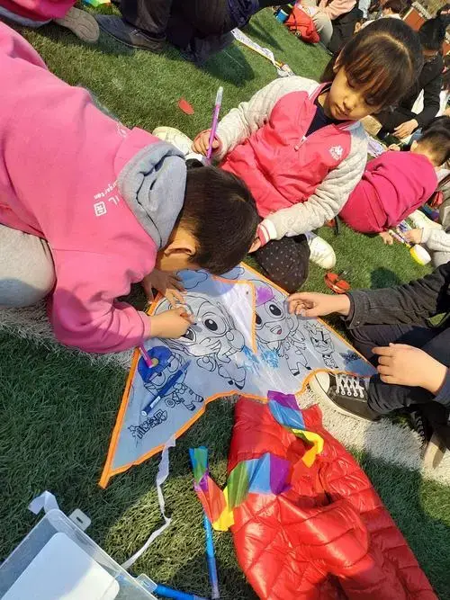 《画出梦想,放飞希望》 ——亿雅书院幼儿园亲子diy风筝节