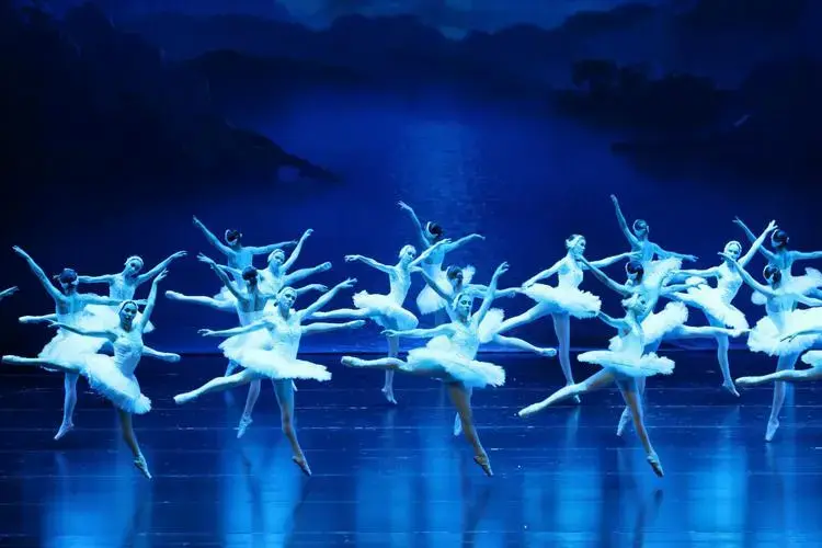经典芭蕾舞剧《天鹅湖》上演 足尖绽放浪漫芭蕾舞动扬城_扬州网