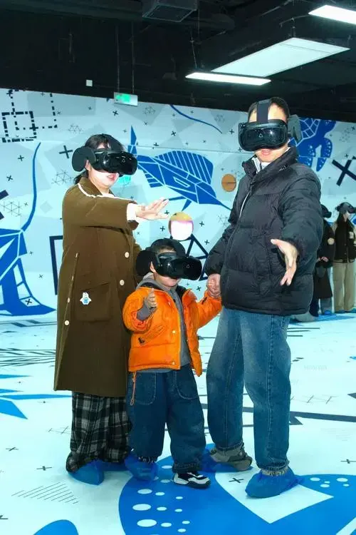 现场体验vr海底奇观《深海奇遇》周边文创深受观众喜爱《深海奇遇》是