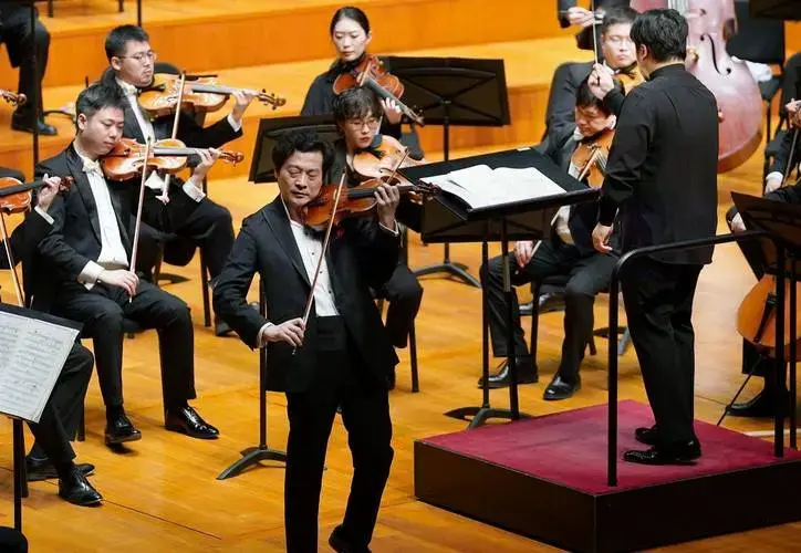北京交响乐团乐季开幕,吕思清激情演绎