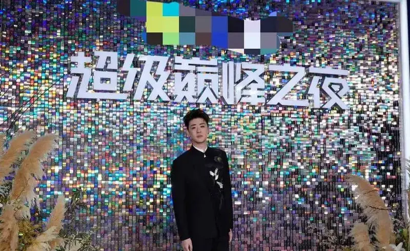 张云雷惊艳亮相音乐盛典!爆瘦35斤让粉丝心疼,官宣绿海乐队