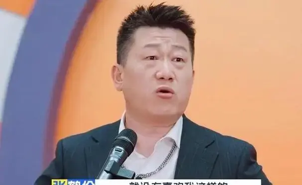 德云社张鹤伦舞台炫酷,油腻风格再现,被郭德纲冷落,转身无视