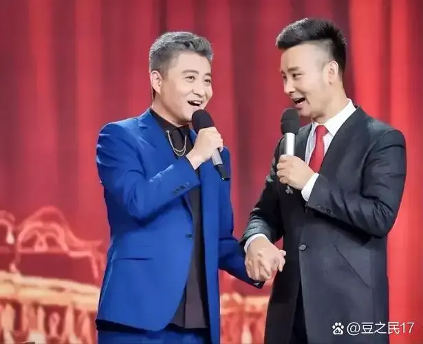 右边刘和刚,是深受广大歌迷喜爱的青年歌唱家.