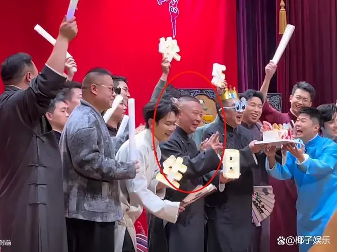 德云社于谦56岁生日,德云社演员齐聚庆祝,徒弟郭麒麟送蛋糕