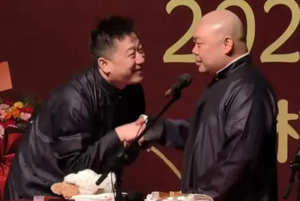 张鹤伦郎鹤炎表演相声专场,主办方写错名字,他俩的应对笑翻全场