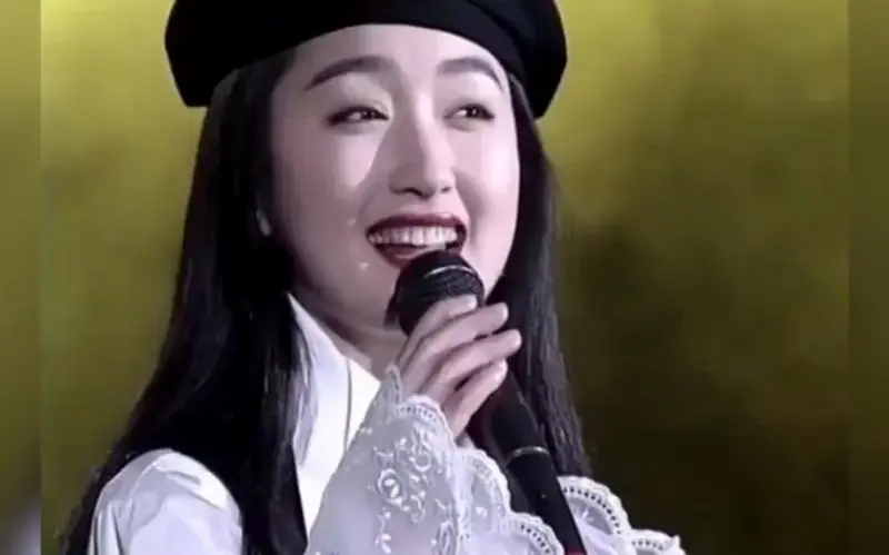 杨钰莹《轻轻地告诉你》荣获第1届十大金曲颁奖现场完整版-红黑大耳朵