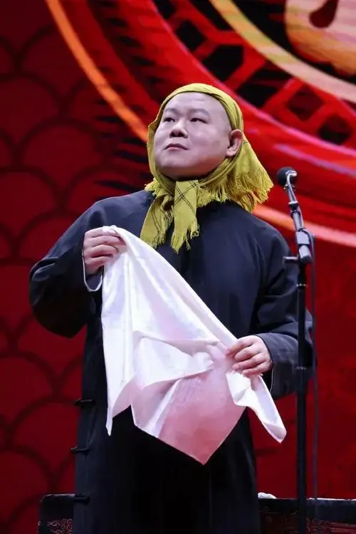 德云社岳云鹏郑州跨年,万人体育馆座无虚席,现场带观众大合唱