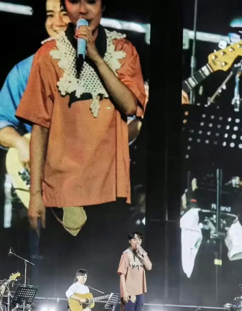泪目了,吴青峰在今晚的音乐节上现场演唱了他13年曾为李玟写的歌