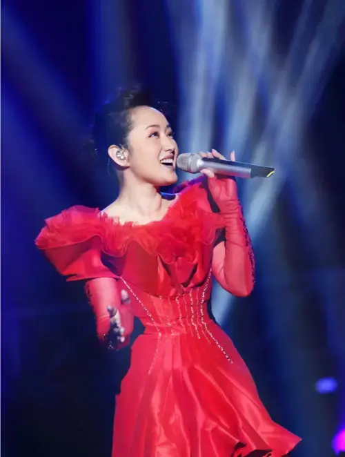 杨钰莹现身演唱会活动网友,年龄挺大的,咱还是别扮嫩