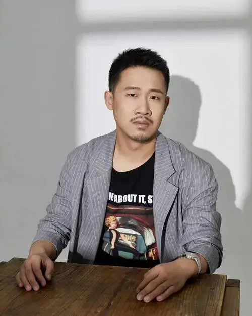 《托儿》吸引了众多年轻观众走进剧场现场座无虚席,笑声不断看过现场