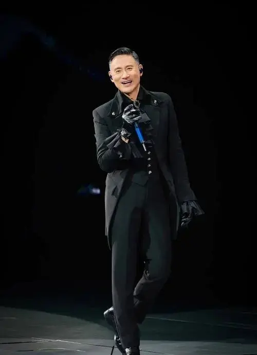 张学友1000场演唱会震撼落幕:40年3000小时,歌神传奇!