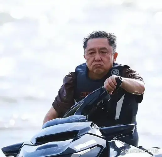 德云社于谦发文,晒在海上玩摩托艇照片,网友:谦大爷是真浪
