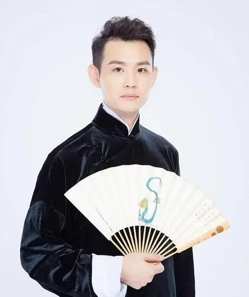 以其全新的相声表演方式,给评委及观众留下深刻的印象并收获一致好评