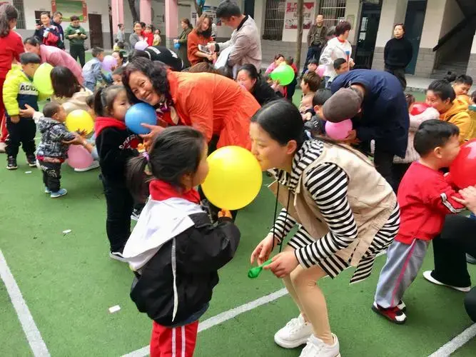 金阳光幼儿园亲子趣味运动会的欢乐时光!