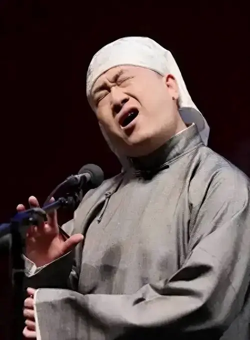 德云社张鹤伦跨年专场演出砸挂惹祸?被网友挂网上,要求道歉