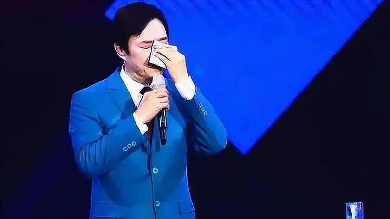 费玉清最后一场演唱会太震撼,一开口台下全部泪目,当场泪崩!