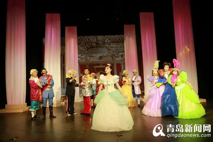 《灰姑娘》本剧做了重新编排,不仅舞美,灯光的全新改版,使整个舞台