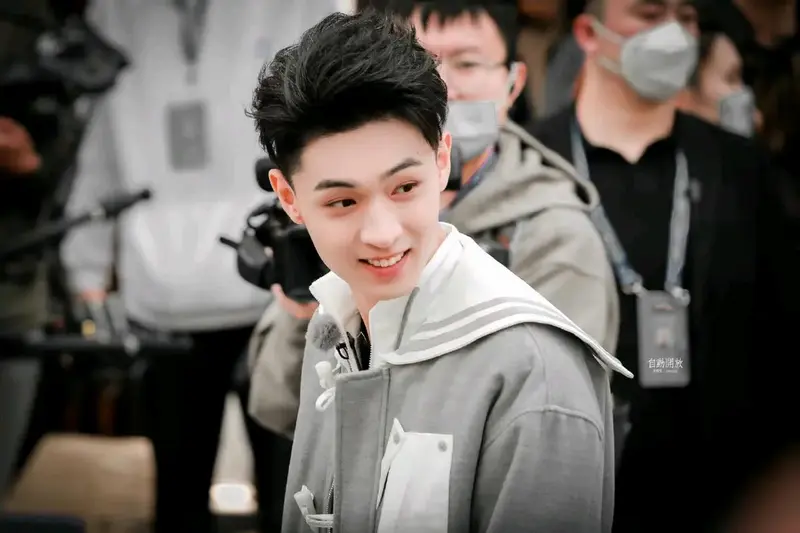 秦霄贤:相声界新星 秦霄贤,德云社中最年轻但备受瞩目的演员之一,拥有