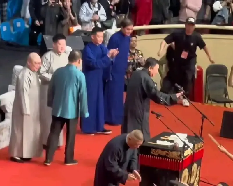 看到德云社的一场商演视频,按照相声行话是满坑满谷,一票难求,那场面