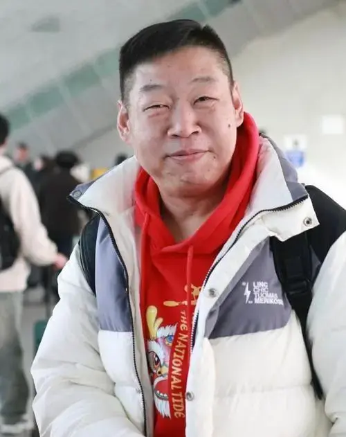 德云社李鹤彪迎来新搭档,首次同台就碰撞出火花,俨然俩逗哏掐架