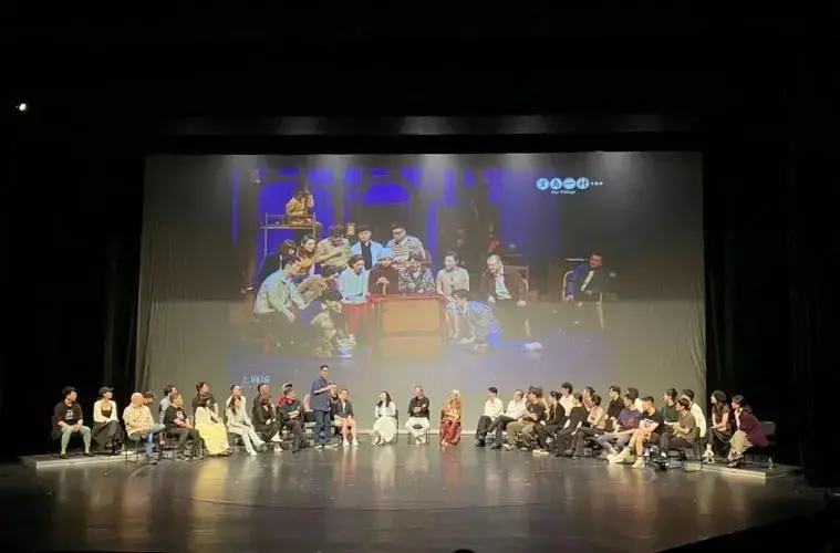 舞台上,《宝岛一村》经典版和专属版的两组主创演员数十人齐齐亮相