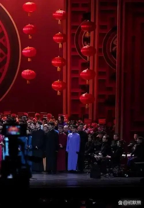 1月22日,德云社封箱演出,开场画面揭示了一个事实!