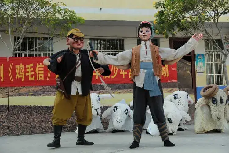优秀儿童木偶剧《鸡毛信》巡演活动走进宁明县