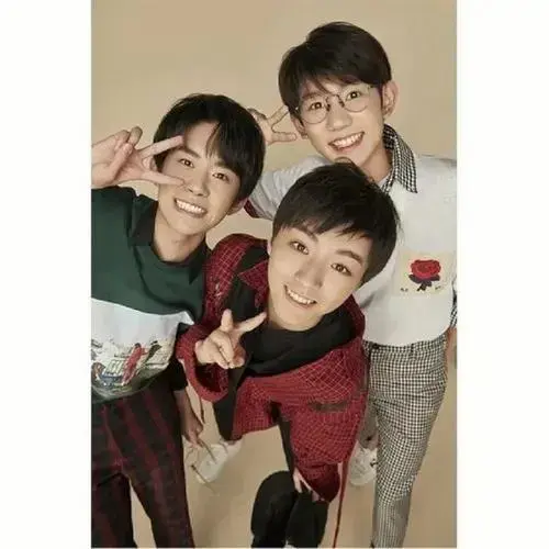 tfboys演唱会彩排细节曝光?三小只从场馆出来看粉丝,太懂宠粉了