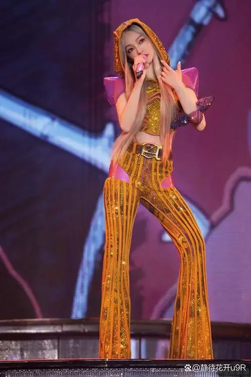 张韶涵演唱会造型,每一款都很漂亮,每一款都少女感十足!