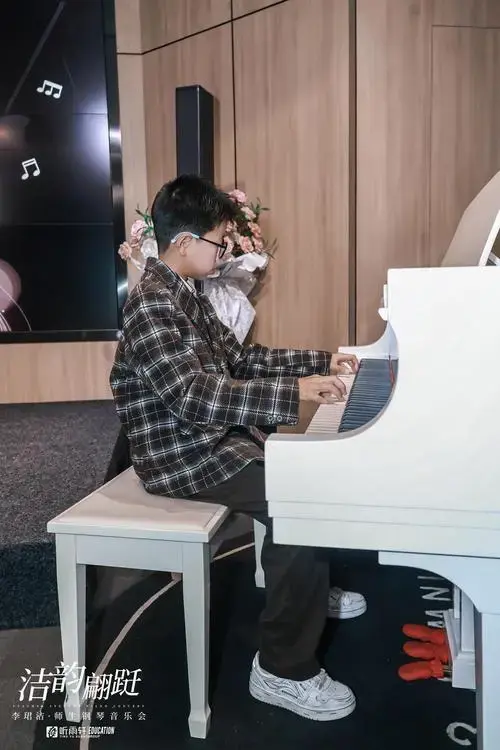 🎹✨ 钢琴旋律流淌,师生情共鸣 —— 音乐会现场直击 🎶\\n👀