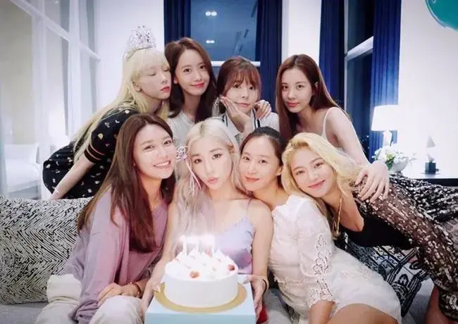 韩国女子组合少女时代近日晒出八人合体照,有爱的场面引发粉丝热议