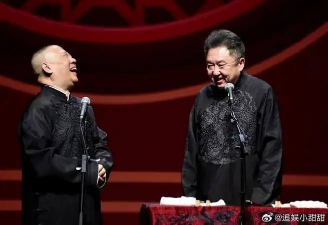 郭德纲和于谦组成黄金搭档,为斗笑社打广告,寻觅金主爸爸.