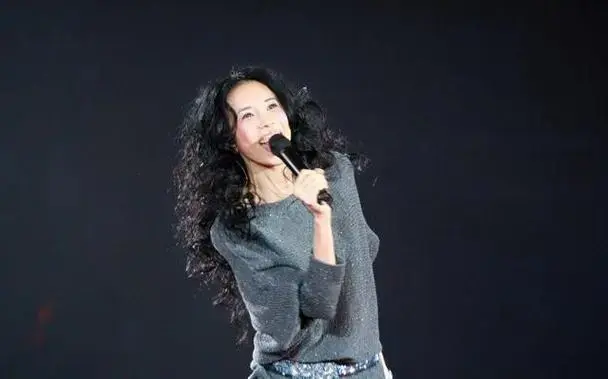 莫文蔚演唱会上演神奇一幕,忽然之间引发全场共鸣