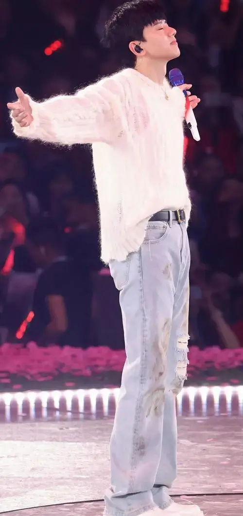 总之,这次张杰演唱会壁纸的分享,不仅让粉丝们欣赏到了精美的壁纸