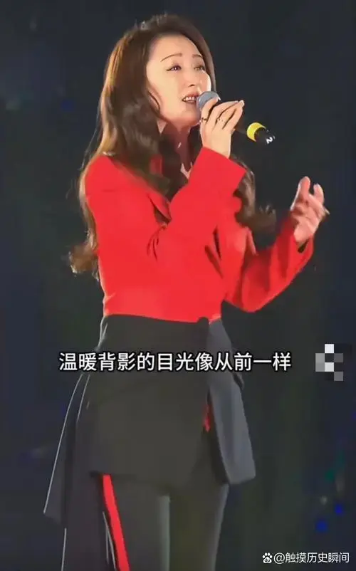 54岁杨钰莹最新舞台照.
风韵犹存.