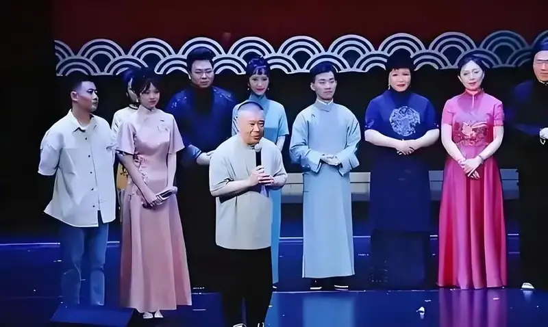 当郭德纲带德云社弟子在保利剧院首演原创话剧《龙门笑传》时,观众