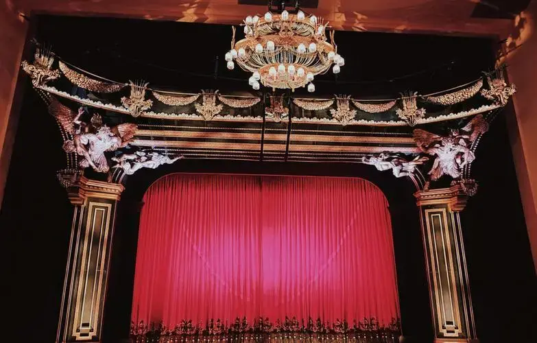 《歌剧魅影》观感:豪华布景与演员亮点 🎭 这次的《歌剧魅影》演出