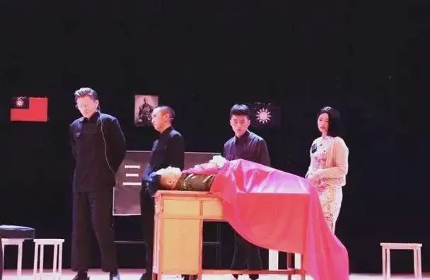 话剧《驴得水》:教育理想与人性考验的深度探讨