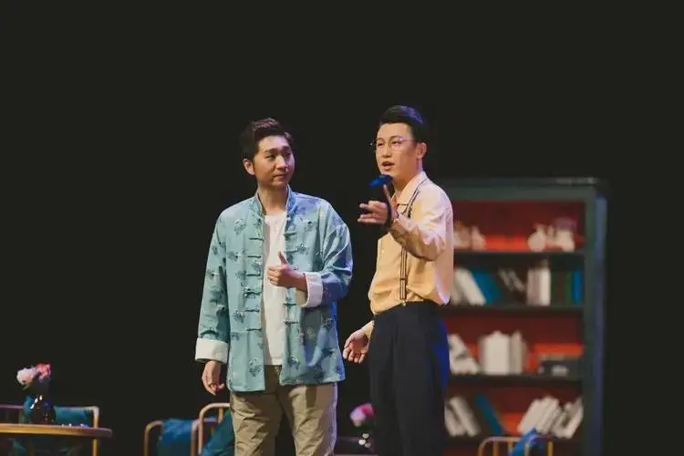 《托儿》吸引了众多年轻观众走进剧场现场座无虚席,笑声不断看过现场