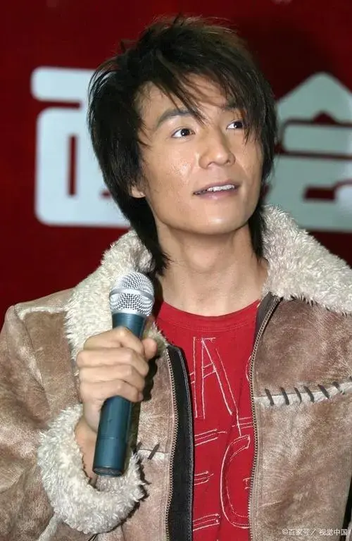 他就是朴树,一位曾经红极一时的歌手,一位用歌声诠释了无数人青春的