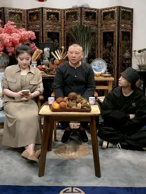 德云社相声演员三四百个.