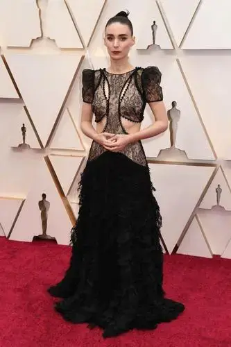 鲁妮玛拉台上台下反差萌?《小丑》杰昆·菲尼克斯未婚妻时髦穿搭
