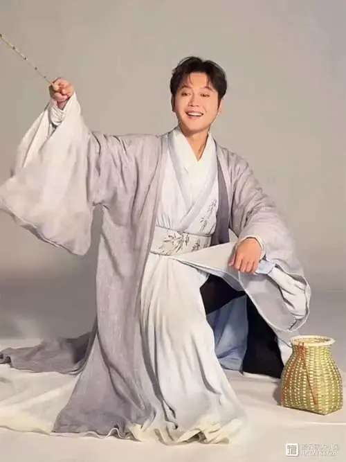 孟鹤堂是鹤字科演员,是德云社顶流,是德云七队的队长.