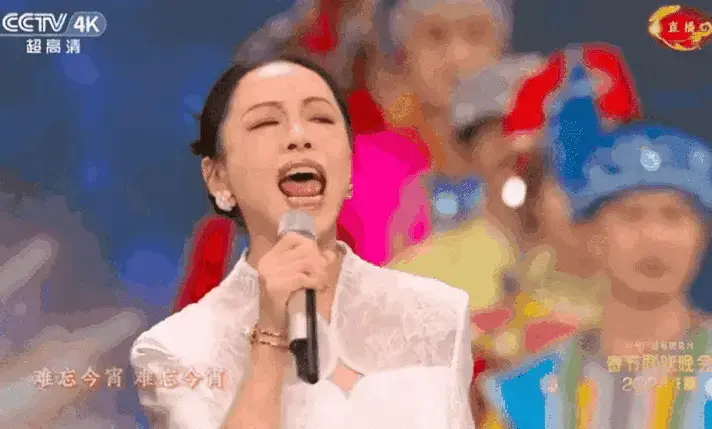 黄绮珊春晚演唱《难忘今宵》引发热议:舞台失误还是艺术创新?