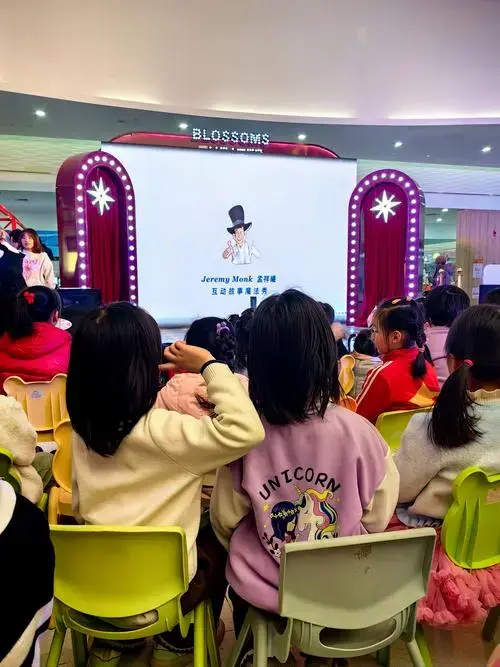 来参加三只小猪双语音乐剧,小朋友们很喜欢.